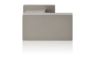 Madla a&nbsp;koule na skleněné a&nbsp;dřevěné dveře